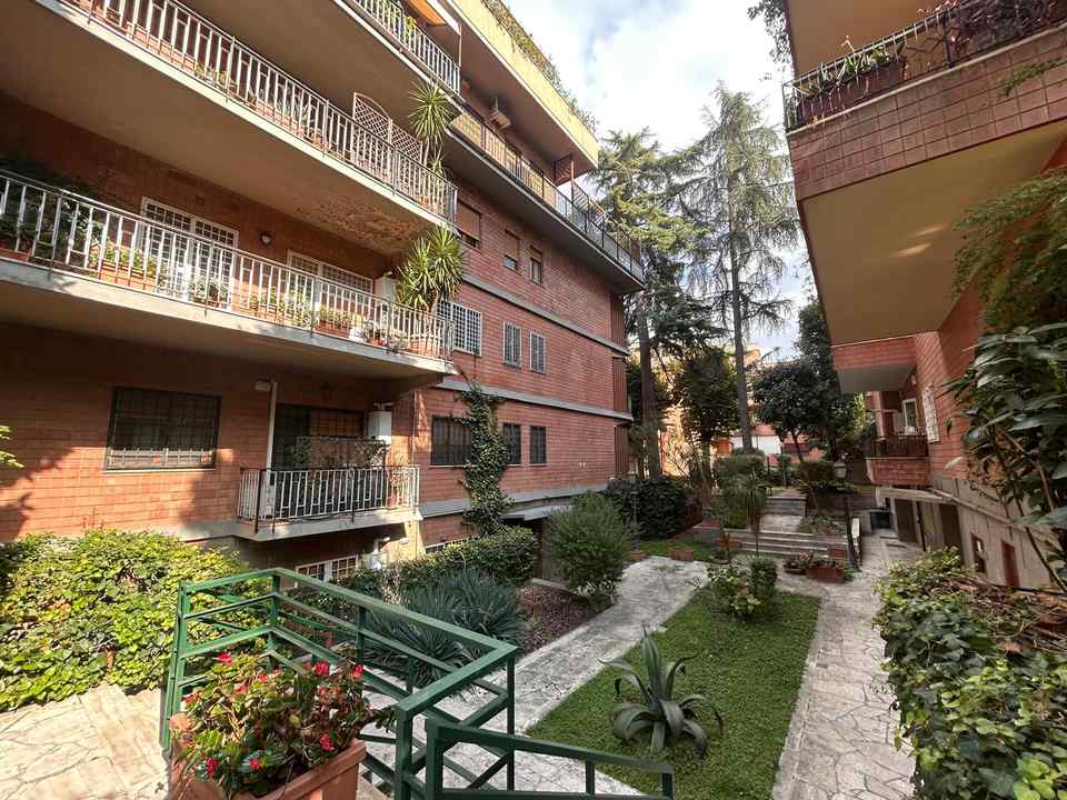 Ampio appartamento in vendita in Via Stresa